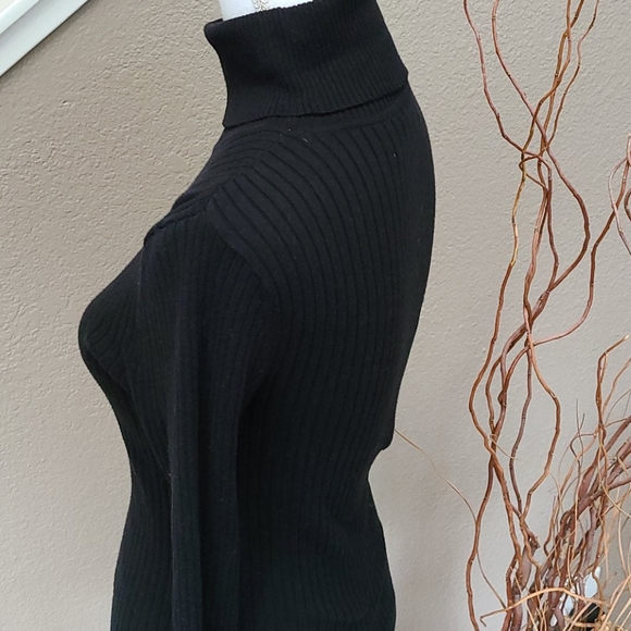 Old Navy turtleneck - Picture 3 of 5